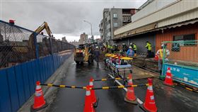 新北市樹林區大同街今天（6日）發生一起工安意外，一名陳姓男工人（70歲）在進行汙水下水道施工時，路基突然坍塌，陳男被大石頭壓住受困，一旁工人見狀立刻報案求助，警消人員到場搶救，陳男被拉出時已無生命跡象，經送醫急救仍不治。驚悚過程全被一旁監視器拍下。