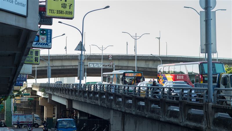 忠孝橋驚傳事故！男子墜落自行車道命危