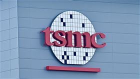 台積電高雄F22廠Logo（1）高雄市環保局5日召開台積電高雄擴建P4、P5廠環評大會，最終決議通過環評審查。圖為台積電高雄F22廠tsmc Logo。中央社記者董俊志攝  114年3月5日