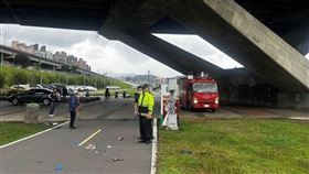 忠孝橋三重端發生事故，一名男子不明原因從橋上墜落。（圖／翻攝畫面）