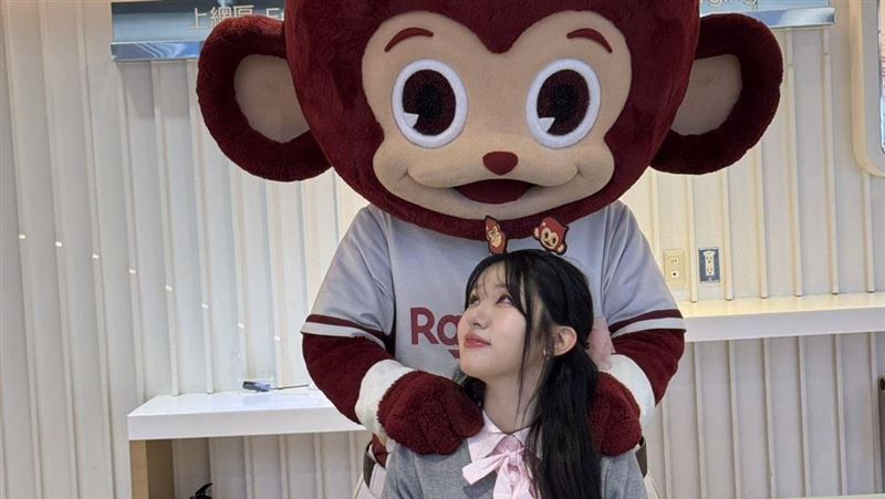 「抱粒猿」又來了！「貼心」幫廉世彬按摩