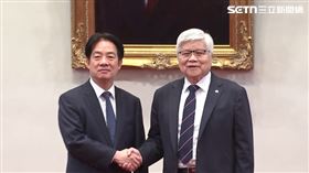 賴清德魏哲家握手