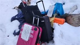 北海道，公園，雪地，堆滿廢棄行李箱，外國觀光客買新的，隨地丟，旅宿業超頭痛(圖／翻攝自X＠nape0404)