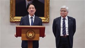台積電擴大赴美投資  賴總統、賴哲家出面說明台積電宣布赴美擴大投資，引發各界關注台灣能否持續保有半導體製造優勢，總統賴清德（左）6日下午與台積電董事長魏哲家（右）下午共同在總統府舉行記者會，對外說明。中央社記者徐肇昌攝  114年3月6日
