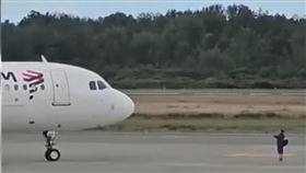 智利蒙特港El Tepual國際機場出現一名男子肉身擋飛機。（圖／翻攝自臉書／Terremoto en Talcahuano）