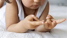 台中市烏日區某公立幼兒園遭踢爆，有主任為了處理2學童的糾紛，竟用「櫃門夾手」作為懲罰，台中市教育局獲報後，已立即派員介入調查，該名涉案的幼兒園主任也被停聘。（示意圖／擷取自TPG達志影像）