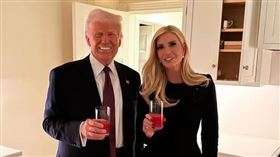 川普（左）與伊凡卡（右）一起喝紅色神祕飲料。（翻攝ivankatrump IG）