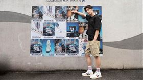 在復古海報牆打卡並上傳至 Instagram，即可領取法式可麗餅。（圖／品牌業者提供）