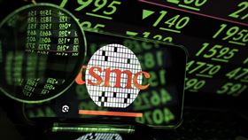 台積電跌破900元（1）台股4日早盤重挫超過1170點，跌至20922.17點，一度失守21000點大關；台積電早盤最多下跌新台幣52元至888元，殺破900元重要關卡。中央社記者翁睿坤攝  113年9月4日