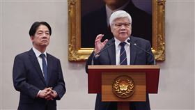 台積電擴大對美投資　魏哲家發表談話（1）台積電宣布赴美擴大投資，董事長魏哲家（右）6日與總統賴清德（左）一同在總統府召開記者會指出，赴美投資沒有美方壓力，對於美國總統川普揚言廢除晶片法補助，魏哲家霸氣表示，「我們只要求公平，我們不怕競爭，台積電在哪裡設生產線都是最棒的，不是因為補助才去。」中央社記者徐肇昌攝  114年3月6日