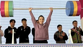 郭婞淳舉起全原運記者會活動槓鈴2025年第15屆全國原住民族運動會將在高雄舉行，高雄市政府26日舉行記者會，舉重女將郭婞淳（前）應邀出席，現場並舉起活動槓鈴，宣告原民運開跑。中央社記者林巧璉攝  113年12月26日