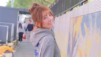 解婕翎佇立人行道遭撞　滑板車男怒瞪走人