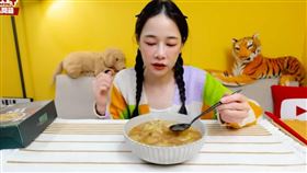 千千擁有苗條的身材，與大食量形成對比。（圖／翻攝自YouTube）