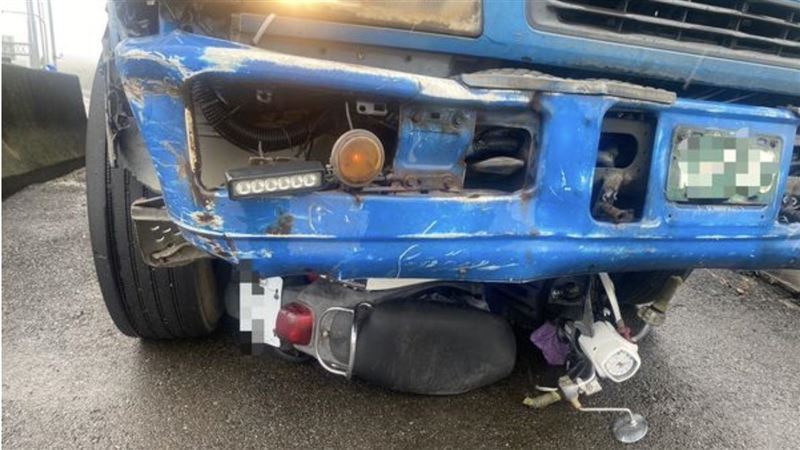 台13線恐怖車禍！大貨車「吞機車」卡車底