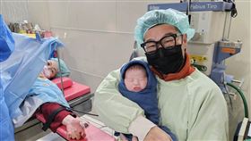 53歲男星馬力歐宣布兒子平安誕生。（圖／翻攝自臉書）