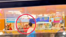 池男想帥氣揮拳卻反被撂倒，瞬間落漆外還可能被提告，相當得不償失。（圖／翻攝自社會事新聞影音）