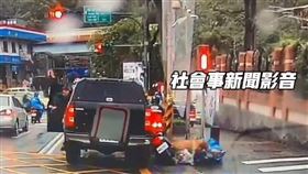 北市黃姓男騎士遭休旅車跳出的大型犬咬傷大腿。（圖／翻攝社會事新聞影音）