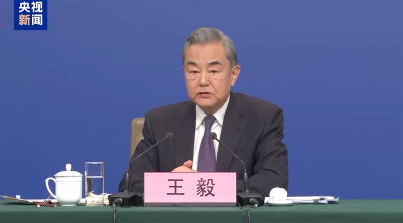 中國外交部長王毅28日至29日主持與泰、柬兩國外長的三方會談，推動邊境和平談判。（圖／翻攝自央視新聞微博）