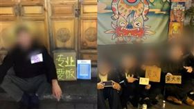 中國雲南省大理市古城街頭，出現一些年輕人，擺著「要飯」的紙板。（圖／翻攝自微博）