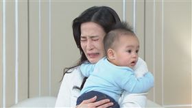 楚宣參與運毒被通緝下場淒慘，跟兒子告別現場催淚惹哭眾人。（圖／民視提供）