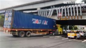 北市翁姓司機駕駛貨櫃車自撞高速公路下方橋墩。（圖／翻攝畫面）