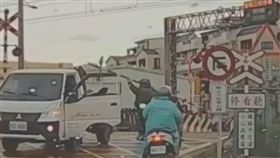 彰化小貨車平交道20秒！催油門逃命斷柵欄