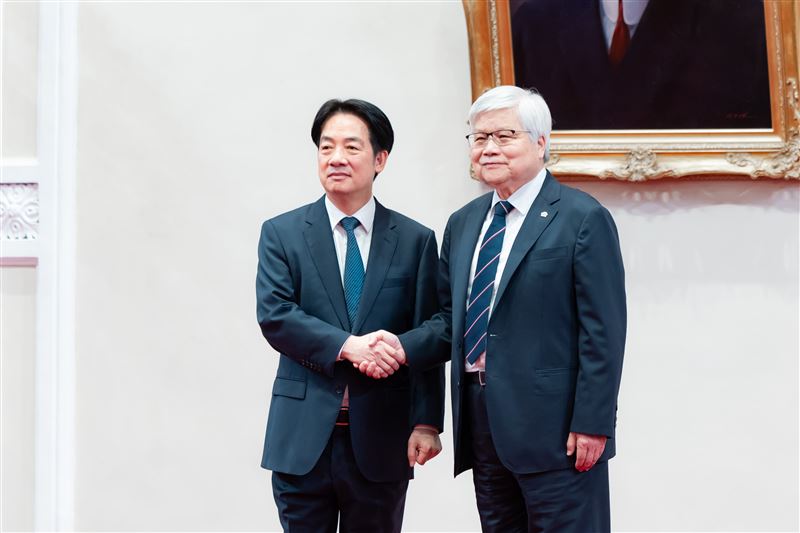 台積電董事長魏哲家（圖右）RSAs獎酬入袋、百億總裁實至名歸。圖為2025年3月與總統賴清德見面會談（圖／總統府提供）