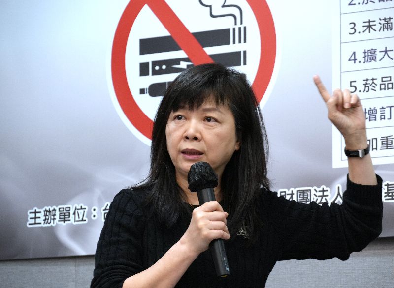 菸害防制中心主任林清麗質疑,國健署是否放行「加味加熱菸」,拿年輕人健康交換菸商利益。(圖/中央社)
