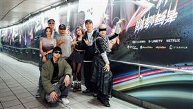 顛倒廣告合照-前排為金陽，左起黃美珍、張瑞哲、李康生、NIKE老師、田一德、徐百川。（圖／《S+PLUS巔峰舞者》提供）
