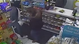 大媽逛超商遇搶劫！「高跟鞋腿」3秒KO歹徒。（圖／翻攝自Wadokai England臉書）