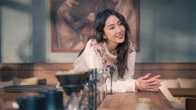 《歡迎光臨 二代咖啡》隋棠飾演神秘且迷人的塔羅牌老師「金老師」。（圖／甲普國際媒體提供）