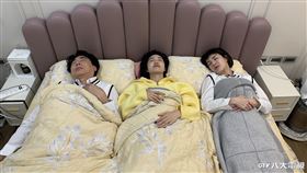梁赫群、徐小可另類開場和直播主Miya(中)共睡一床。（圖／八大提供）