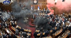 ▲塞爾維亞反對派議員在議會中投擲煙霧彈並使用胡椒噴霧，以抗議政府並支持學生主導的示威活動。抗議活動始於四個月前諾維薩德火車站屋頂倒塌事故，造成人員死亡。（圖／翻攝自X平台@Pop Base）