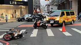 台中娃娃車「轉彎擋視線」2騎士慘摔掛彩