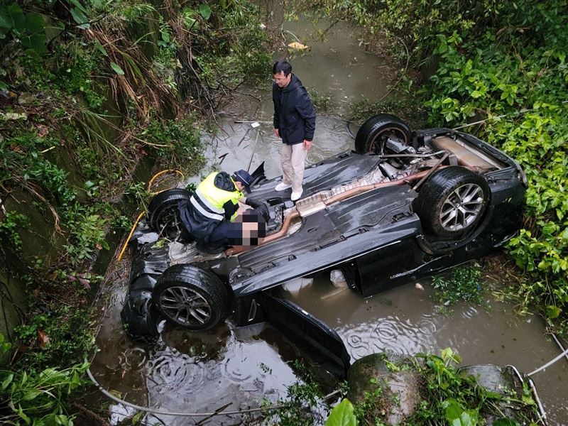 萬里一輛休旅車掉進大排。（圖／翻攝畫面）