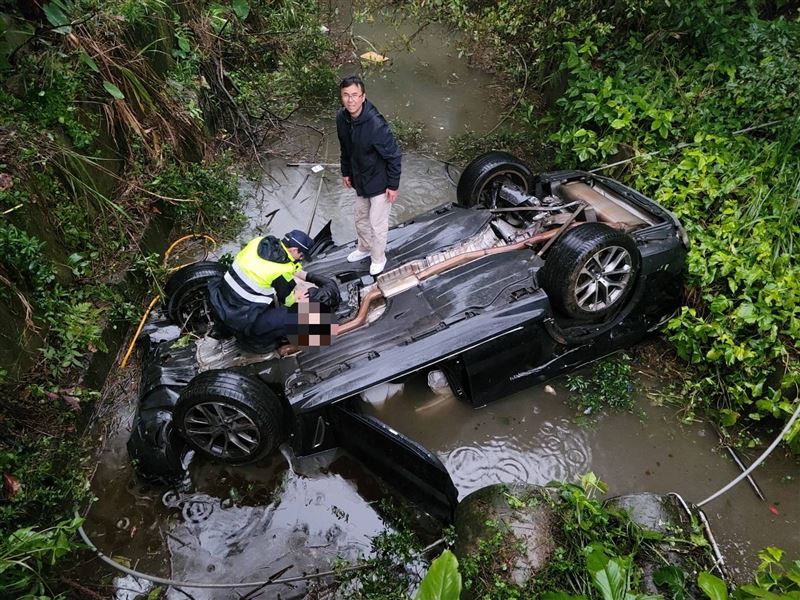 萬里一輛休旅車掉進大排。（圖／翻攝畫面）