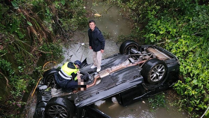 新／新北休旅車暴衝掉大排　駕駛救出命危