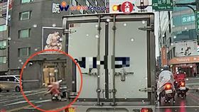 斑馬線,綠燈,姐妹花,中壢（圖／翻攝畫面）