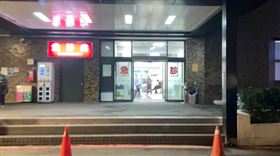 北市科技公司發生命案，曾姓負責人砍死梁姓技術長後送往國泰醫院急救。（圖／翻攝畫面）