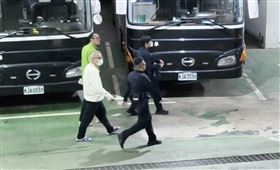 ▲王薀否認犯罪，被裁定繼續羈押禁見，坐上囚車時還特意看了車道外媒體。（圖／翻攝畫面）