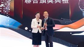 ▲雲云科技董事長曾志新(右)2023年獲國家產業創新獎 。（圖／翻攝Cubo Ai 智慧寶寶攝影機臉書）