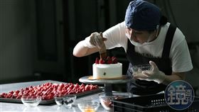 Lady Kelly蛋糕甜點創辦人蔡莉屏，覺得做烘焙很療癒，因緣際會下，她在大學都還沒畢業就走上創業之路。（圖／鏡週刊）