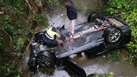 萬里一輛休旅車掉進大排。（圖／翻攝畫面）