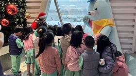 昇恒昌基金會獎助活動  帶學童參觀機場財團法人昇恒昌基金會在耶誕前夕24日，於高雄國際航空站頒發獎學金給鄰近航站的3所國小表現優良及清寒學生共132人，並帶孩子參觀機場看飛機，鼓勵勇敢追夢。（昇恆昌基金會提供）中央社記者林巧璉傳真  113年12月25日