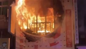 台中南屯深夜大火！一家4口一度受困火海