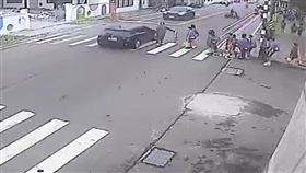 屏東里港國中前，一台小客車未禮讓學生險些發生事故。（圖／翻攝畫面）