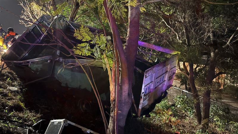 深夜國道恐怖事故！轎車撞噴貨車滾下邊坡