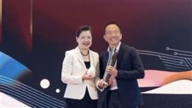 ▲雲云科技董事長曾志新(右)2023年獲國家產業創新獎 。（圖／翻攝Cubo Ai 智慧寶寶攝影機臉書）