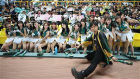 台鋼雄鷹主場開幕戰　希本帶領應援中華職棒台鋼雄鷹隊高雄澄清湖主場開幕戰5日舉行，應援團長希本（前）帶領雄鷹啦啦隊Wing Stars成員一起為球隊加油打氣。中央社記者張新偉攝  113年4月5日