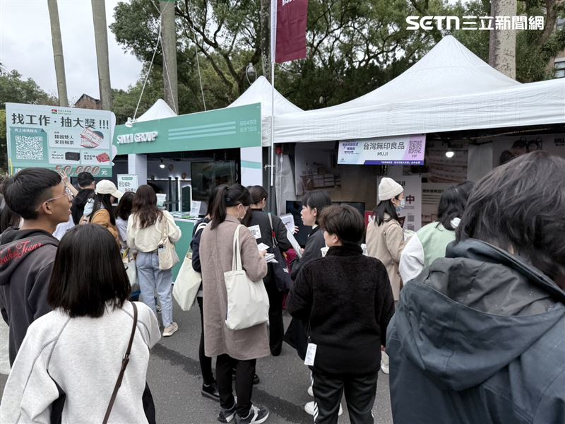 這波失業率上升主要仍受畢業季新鮮人初次尋職,以及暑期學生工讀等短期季節性因素影響。主計總處國勢普查處副處長譚文玲對此表示,每年暑期8月受到畢業求職潮湧現帶動,失業人數與失業率普遍呈現季節性走升態勢。(圖/記者李育道攝影)